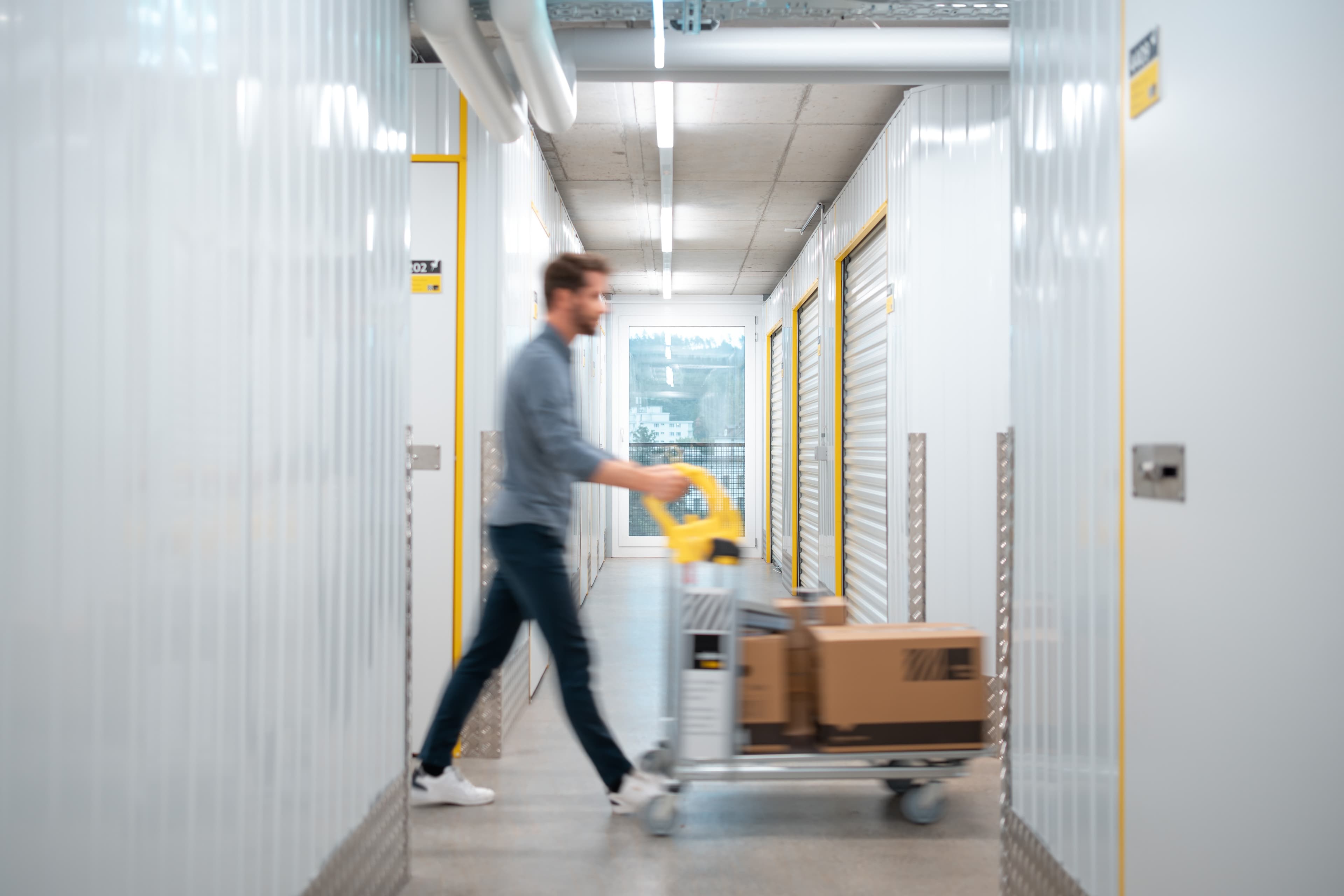 Un hombre recorre el trastero de Zebrabox con carritos.