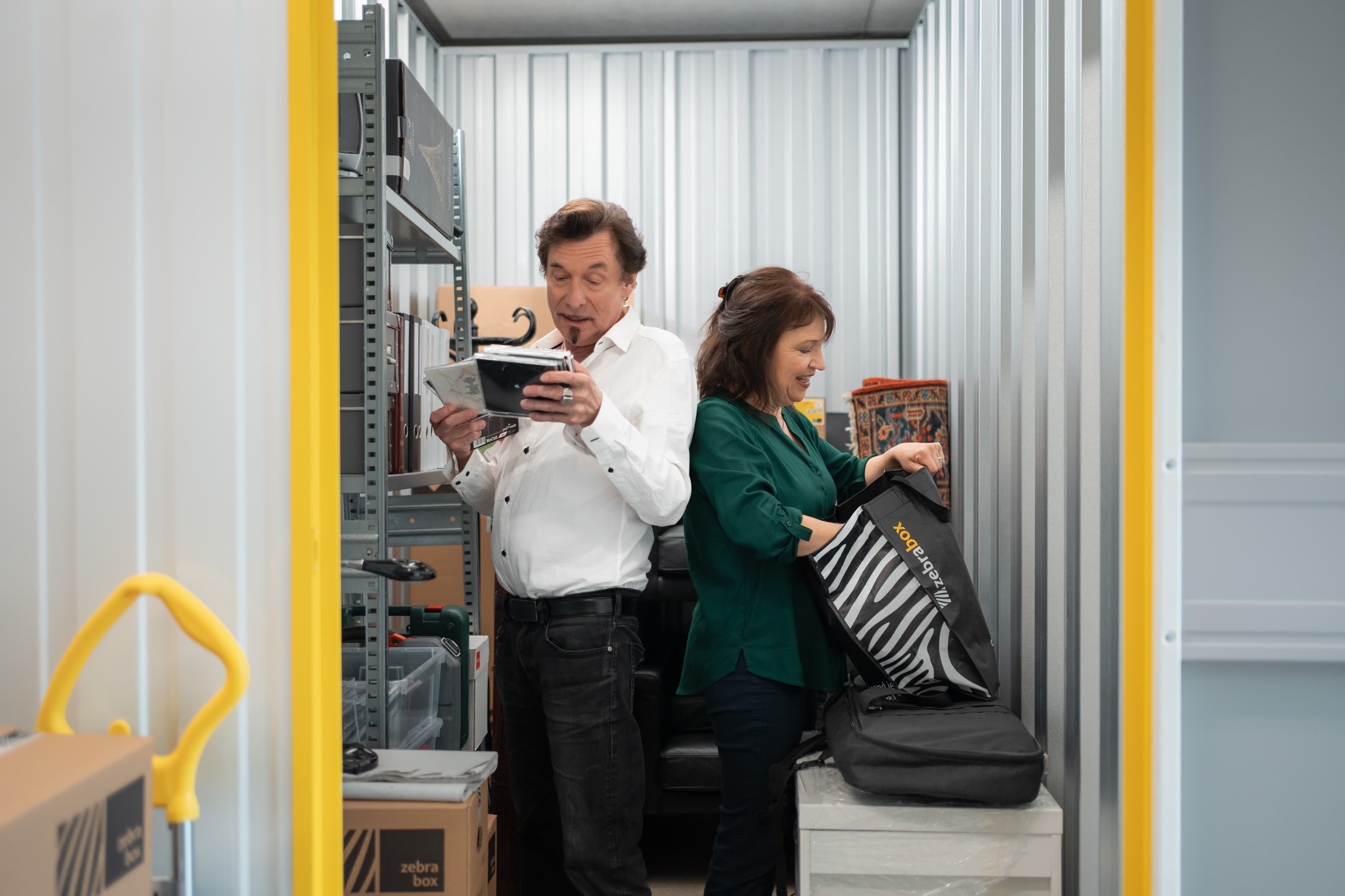 Una pareja de ancianos mira de espaldas los objetos almacenados en su trastero de Zebrabox.