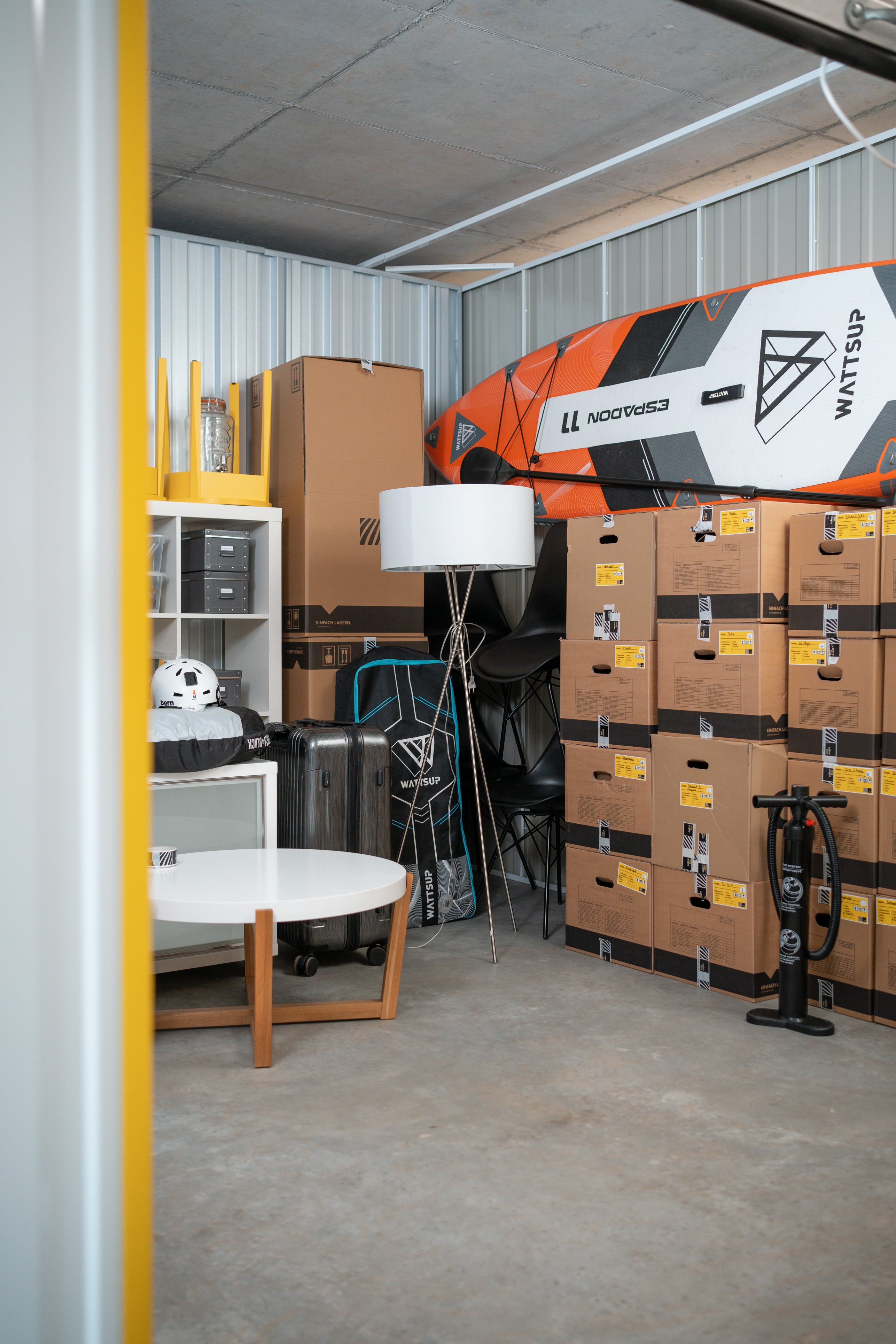 Un trastero de Zebrabox lleno de enseres domésticos, material deportivo y cajas de mudanza.